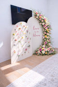 Decoración Floral para Letrero de Bienvenida y Fotos