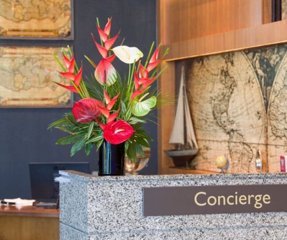 Arreglo Floral Tropical para Concierge de Hotel