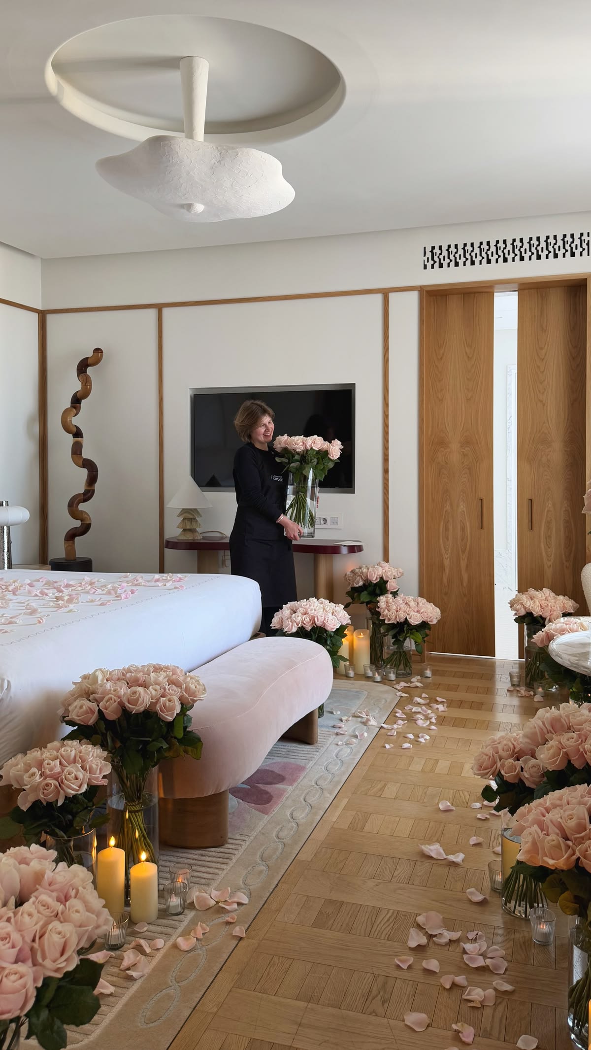 Decoración de Habitación de Hotel con Arreglos de Rosas